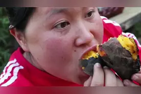 农村妹子自制红薯大餐，配上几根玉米，这烤的有点着急啊