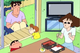 蜡笔小新：爸爸卡在婴儿车，看着我吃美食哦~~