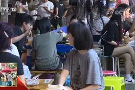 四川成都 把餐桌摊点搬到外面 就业岗位增加了10万多个视频封面