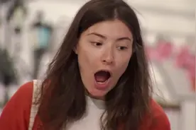 国外爆笑街头恶搞：坐在刚刷完胶的凳子上，一起身妹子的表情亮了视频封面