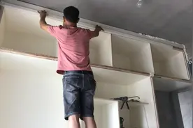 卧室衣柜想要大气上档次，那就用罗马柱封边，效果太好了