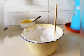 做电饭锅蛋糕没打蛋器？手把手教你手动打蛋白，10分钟插筷子不倒