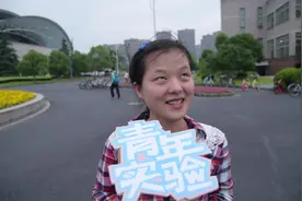 这位学姐很机智，在公开场合内衣扣子开了，一招轻松化解视频封面