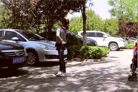 原地站立，一手掐腰，一手举过头顶，旋转全身，高效塑型赶走赘肉视频封面