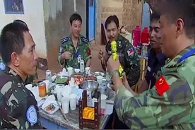 中国军事观察员邀请非洲观察员，吃中国菜喝中国酒视频封面