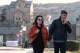 国外爆笑街头恶搞：拄拐盲人在路边洒水，下一幕路人反应太搞笑了视频封面