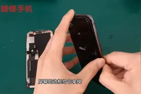 苹果X手机重摔落地，导致屏幕脱胶内屏不显示，换屏后满血复活视频封面
