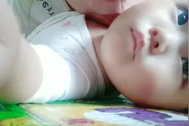 当7个多月宝宝被妈妈按住狂亲会怎样？宝宝:我当时害怕极了！！！视频封面