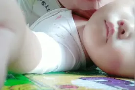 当7个多月宝宝被妈妈按住狂亲会怎样？宝宝:我当时害怕极了！！！视频封面