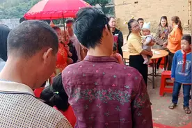 广西农村结婚真热闹，亲戚朋友们都出来迎接新娘视频封面