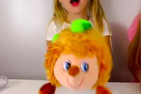 趣味游戏-姐妹俩从神奇的平板电脑拿出很多玩具