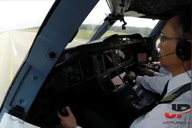 马来西亚航空的机长驾驶空客A380从吉隆坡起飞视频封面