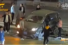 广东：男子醉驾翻车180度，众街坊合力抬车视频封面