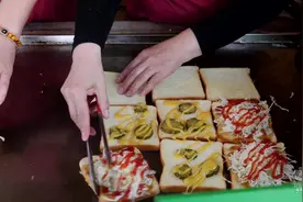 韩国煎奶酪 蔬菜 火腿 面包 难得色香味俱全的西式快餐 街头美食视频封面