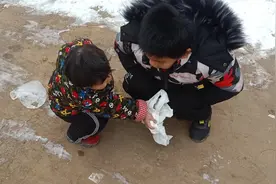 农村8岁男孩上厕所，把屁股冻住了，胖妈妈哈哈笑不停视频封面