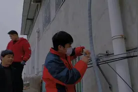 客户家里盖房子，光缆线影响施工，看宽带小哥怎么给他解决的