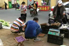 美女下班时间摆地摊，月入过万，卖这种便宜东西。