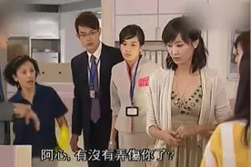 女经理嫌清洁工妈妈丢脸欲解雇！不料妈妈当众揭穿她的身份！视频封面