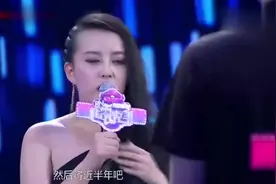 女强人单膝下跪告白，男生心疼扶起-以后不要再给别的男人下跪了