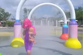 亲子游戏-小女孩和爸爸一起去水上乐园玩，非常有趣的一天