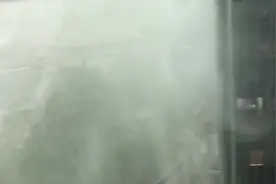 人民子弟兵在，安全感就在！河南暴雨令人破防的瞬间图片