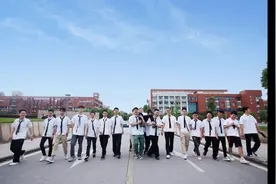 毕业生回校4天办毕业手续，离别时依依不舍，视频后有毕业照彩蛋视频封面