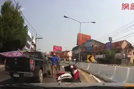 “板砖哥”惹了众怒，最后不敢再嚣张了！视频封面