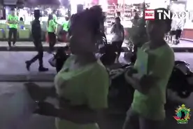 在柬埔寨夜市街头 偶遇一群拉服务的美女 中国小哥会去吗？视频封面