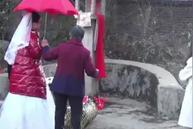 福建一小伙接亲，半路新娘下车去拜山神，这习俗我头次见视频封面