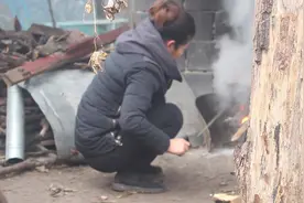 山东大山里一个院子，农村妹子用柴火做肥肠酸辣粉，诗一般的生活视频封面