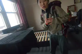 90后小个子，长途旅行为什么不用行李箱？滚筒式大背包，好处在哪视频封面