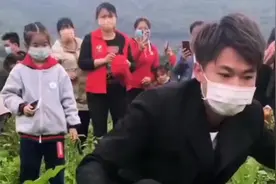 许华升：不怕艰辛捐赠物资亲自带队，为武汉加油视频封面