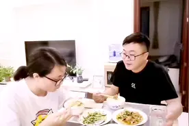 郑州小伙月薪5000，公司还要降薪裁员，该何去何从今年太难了视频封面