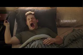 男子被智能手机控制，竟然和手机谈恋爱！手机权限大开要不得。视频封面