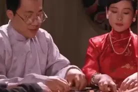 姨太太低头捡麻将，无意看见了桌底下的风景，春光无限好啊！视频封面
