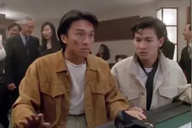 阿星拥有特异功能，将赌场中的老千看穿，经典赌片百看不厌！