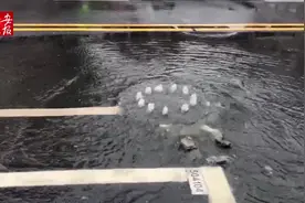 合肥笔峰路路面三处窨井盖冒水 致路面出现积水