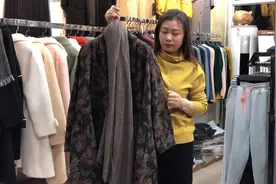 叶子分享大牌满印棉服，长款过膝上身有气场，搭围巾知性干练视频封面