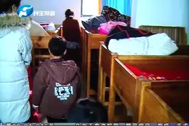 孩子在幼儿园双层床上叠被从上铺摔下受伤？园方：愿意赔偿视频封面