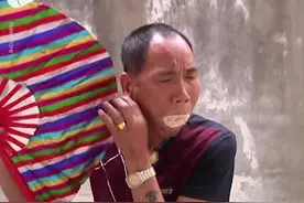 刘飞，六年练成的口吞锯末吐火绝技，外媒都在报导，神奇