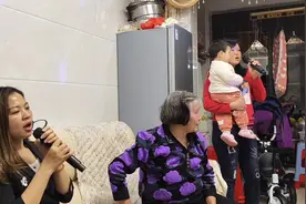 两个女生合唱一首伤感情歌《我是否在你心中》唱的可好听了