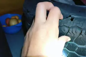 房车高速突然爆胎漂移数米，小伙自救成功现场让人胆战心惊视频封面