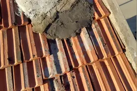 大哥为老丈人修房子，自己爬梯子上屋顶。险些掉下来还好有惊无险视频封面