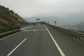 雅西高速:雅安至汉源段，收费最贵的高速，风景也是非常漂亮！视频封面