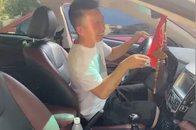 比亚迪在39度太阳下暴晒7小时，把飞哥屁股烫出泡，豪车也这样吗视频封面