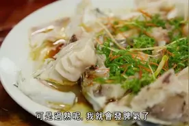 辉哥为食游：这才是正宗的水库鱼，酸菜焖大头鱼，一鱼五食，好吃