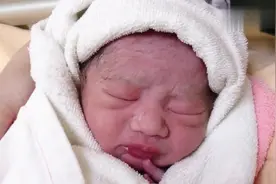 给刚出生的小宝宝拍照一定要关闭手机闪光灯！看把宝贝眼睛闪的！视频封面