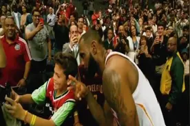 这就是中国明星和外国明星的区别！！视频封面