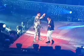 谭咏麟演唱会现场与郭富城尬舞，郭富城一出场这舞步也太骚了！视频封面