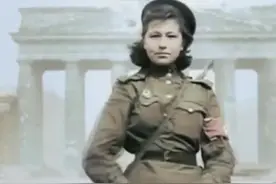1945柏林勃兰登堡门前指挥交通的苏联女兵视频封面